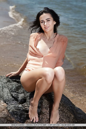 Mona gradually getting naked at the beach