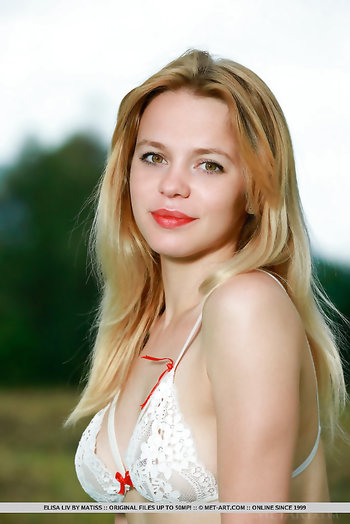 Novice Elisa Liv Peels Off Outdoors As She Uncover Her Nubile Body
