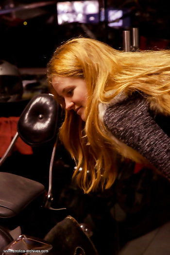 Cute Teen solo girl Alice May spreads her meaty pussy lips