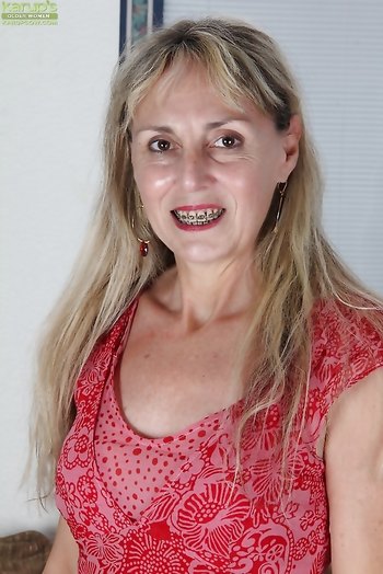 Older Blond Sophie Shows Her Unshaved Pubic Hair