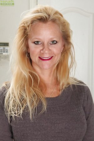 Ali Jones with big tits gets rid of her clothes and reveals her sexy mature body