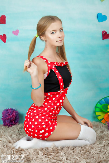 Nude Teen Sausage Gobbler Exposing Her Delicious Knockers And Her Luxurious Smile