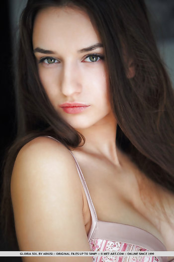 Top Model Gloria Sol Takes Off On The Bed As She Frees Her Delightful Body