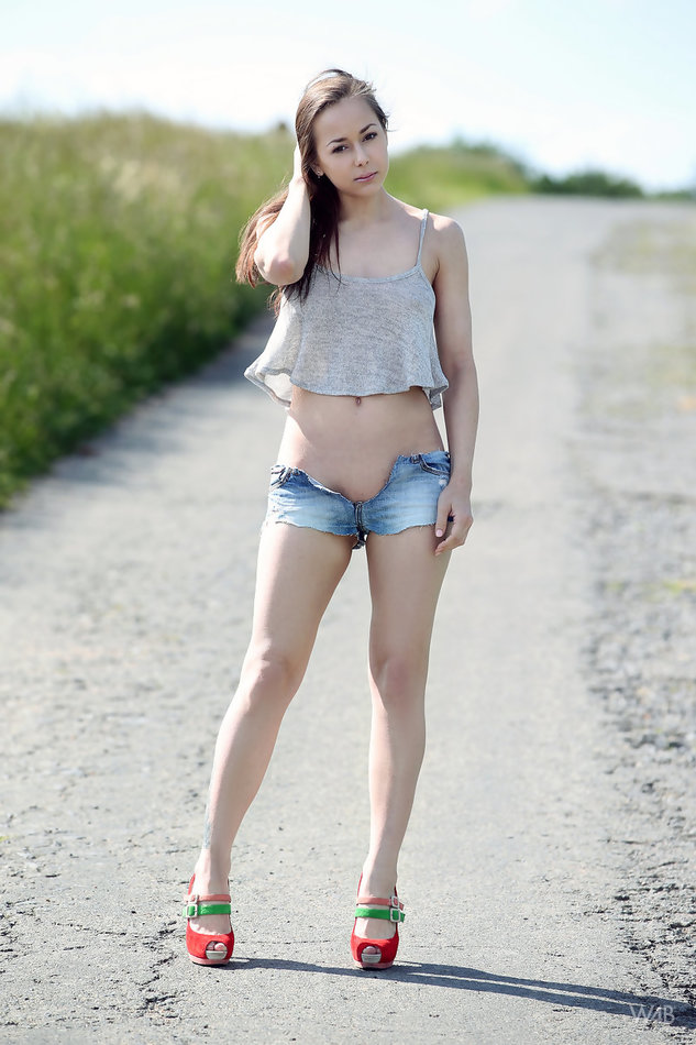 Darisha Roxx In Jeans Stripping Nude Outdoors On The Road - Sexite.org