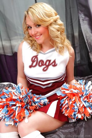 Blonde cheerleader Hannah Dale takes off uniform and presents her perfect tits