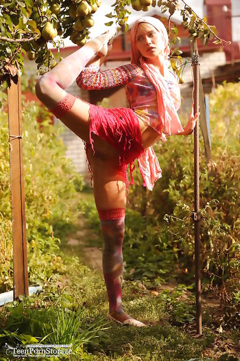 Peasant sweetie with flat titties Jenny strips completely naked in the orchard