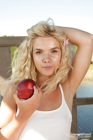 Gorgeous blonde Samantha Shain strips outdoors and plays with her peach