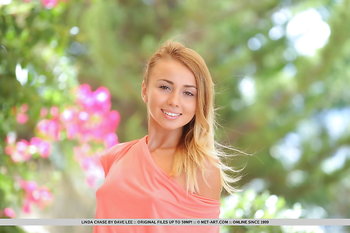 Bare Blondie Cutie Linda Chase