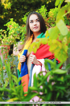 Asian teen Li Moon wrapped in very colored blanket flaunts her gorgeous body