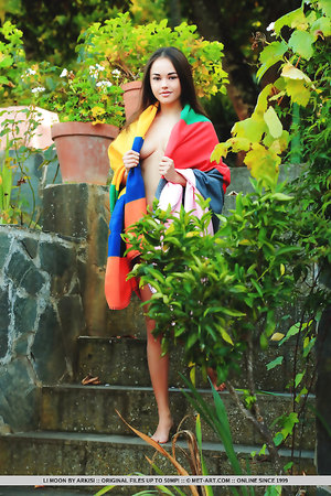 Asian teen Li Moon wrapped in very colored blanket flaunts her gorgeous body