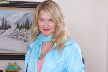 Huge-titted Cougar Eva Griffin Opens Up Her Older Cootchie